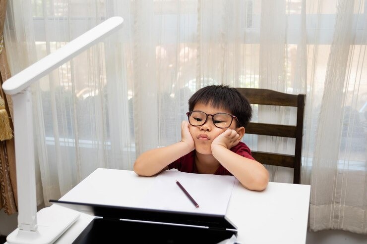anak susah fokus, cara melatih konsentrasi anak, rentang perhatian anak, tips parenting, fokus anak sesuai usia, ibu muda, cara bantu anak fokus, puzzle untuk anak, parenting edukatif, anak mudah terdistraksi